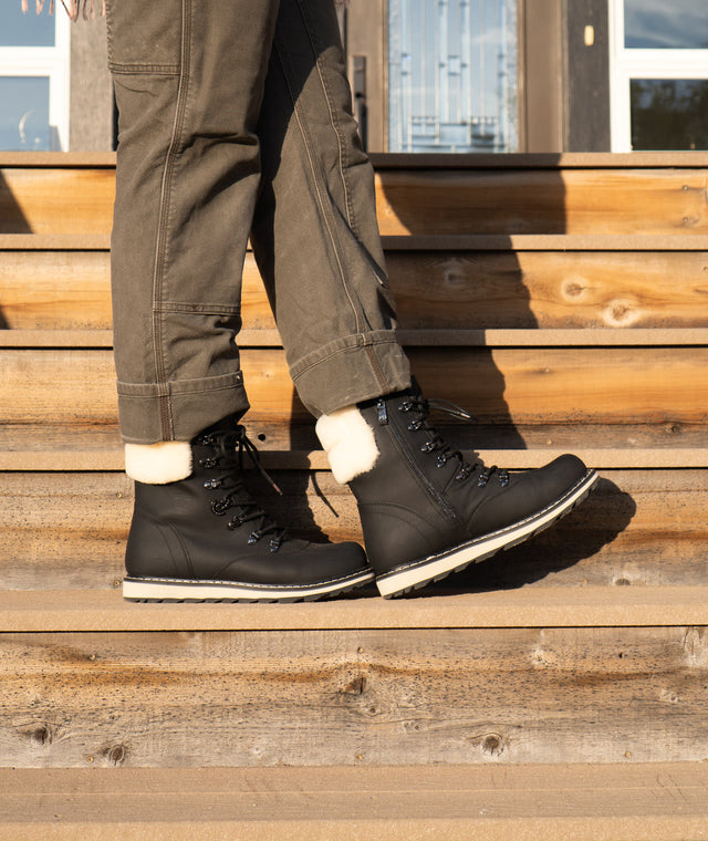 CAMBRIDGE Black Lager winter boots on wooden cabin steps